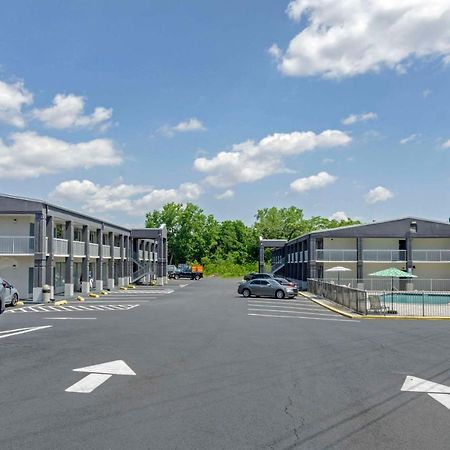 Suburban Studios Verona - Staunton North Екстериор снимка