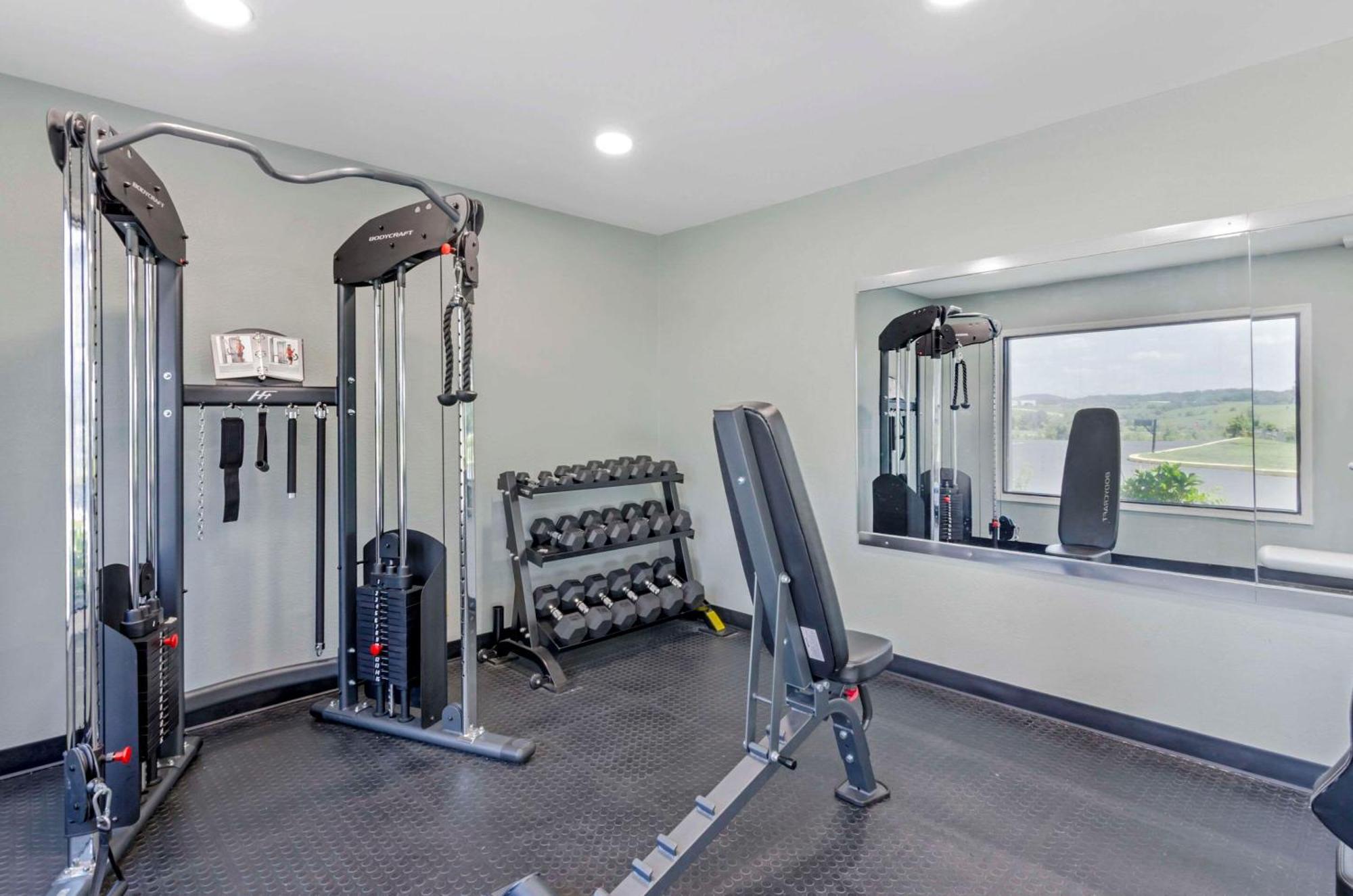 Suburban Studios Verona - Staunton North Екстериор снимка